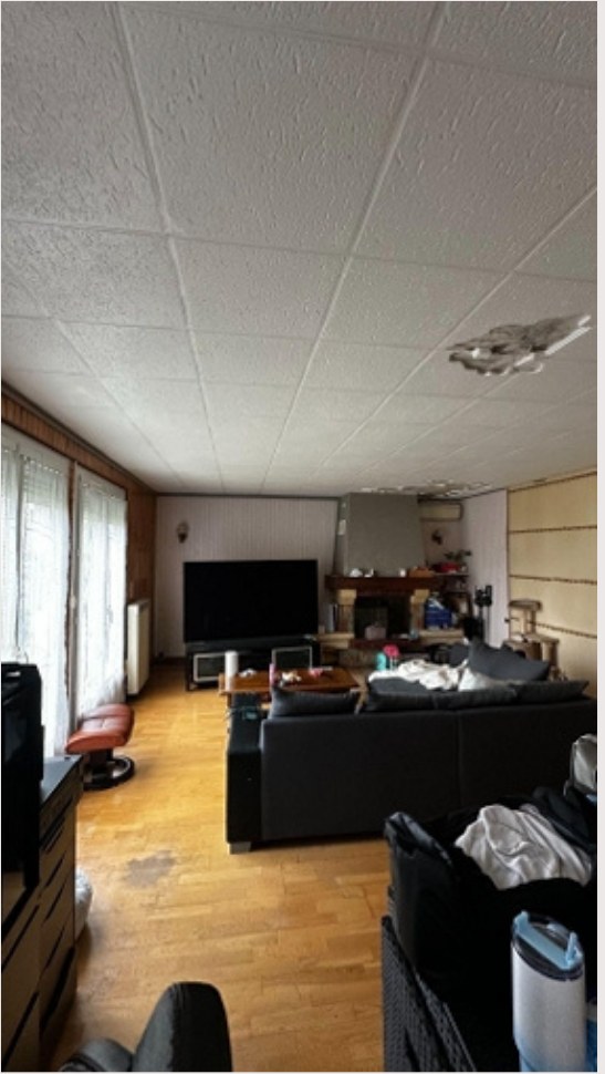 Le salon avant la rénovation, vue depuis l'entrée